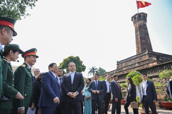 Hai Thủ tướng Việt Nam và Belarus tham quan Cột cờ Hà Nội, thưởng thức cà phê Việt Nam- Ảnh 1.