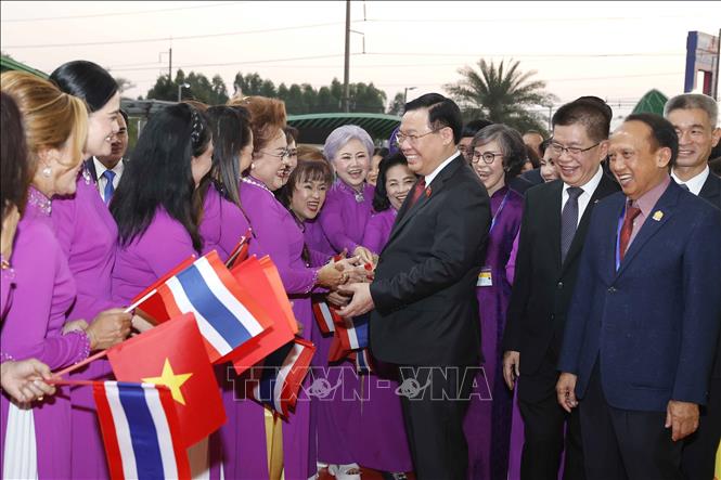Chủ tịch Quốc hội Vương Đình Huệ gặp gỡ cộng đồng người Việt Nam tại Thái Lan- Ảnh 1.