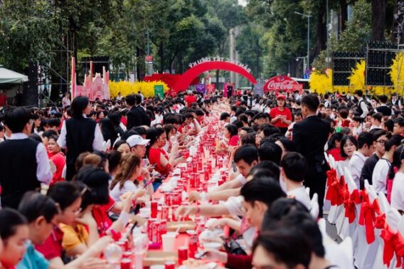 Coca-Cola tổ chức bàn tiệc Tết cho 1.000 gia đình- Ảnh 1.
