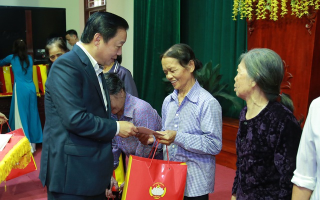 Phó Thủ tướng Trần Hồng Hà thăm, tặng quà Tết cho hộ nghèo tại Bắc Ninh- Ảnh 2.