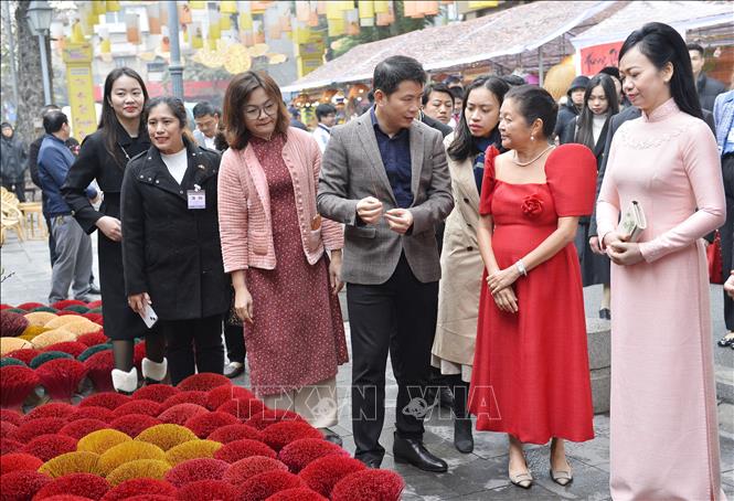 Phu nhân Chủ tịch nước và Phu nhân Tổng thống Philippines thăm quan chợ hoa Tết Hàng Lược- Ảnh 3.