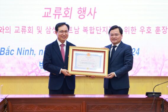 Tổng Giám đốc Tổ hợp Samsung Việt Nam nhận Huân chương Hữu nghị- Ảnh 1.