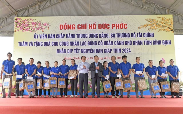 Bộ trưởng Bộ Tài chính thăm, tặng quà người lao động tại Bình Định- Ảnh 1.
