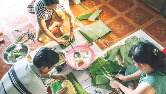 Gia đình chị Thanh Huyền đang gói bánh tét để bán mùa Tết - Ảnh: NVCC