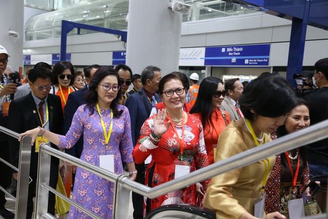 Đoàn đại biểu kiều bào dâng hương tưởng niệm vua Hùng và trải nghiệm tuyến Metro số 1 TPHCM- Ảnh 4.