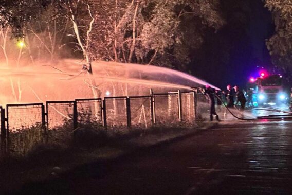 Dập tắt vụ cháy xe bồn chở xăng dầu trên cao tốc Hà Nội - Hải Phòng- Ảnh 1.